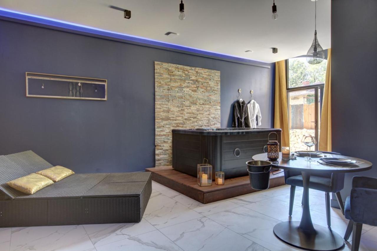 Suite Blue Jacuzzi Le Breuil  Bagian luar foto